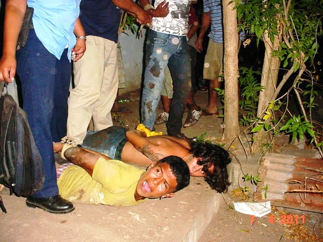 La policia prefirio amarrar a estos sospechocsos de robo en un restaurante